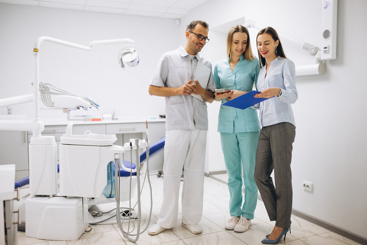 Dentiste et assistantes dentaires