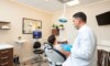 Cabinet dentaire moderne avec patient et dentiste.