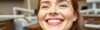 Un patient souriant avec des dents parfaites chez le dentiste.