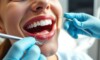 Patient montrant des dents saines chez le dentiste belge.