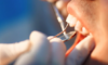 Dentiste souriant dans une clinique dentaire moderne.